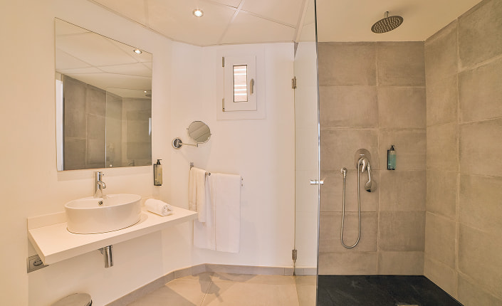 Apartamentos Azul Playa 7 Moderno baño con ducha y lavabo sobre encimera