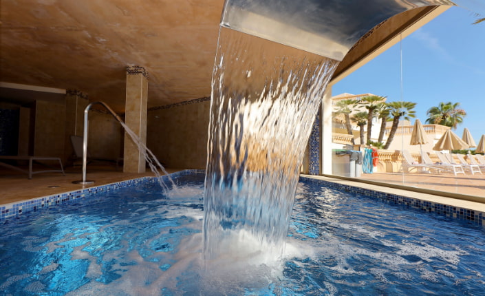 Cascada de agua de la piscina de Azul Playa